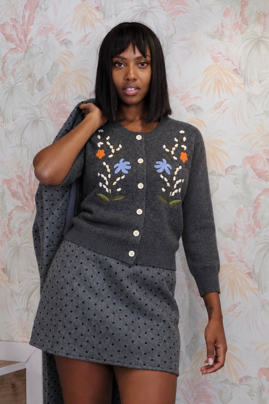 Cardigan con fiori ricamati - GRIGIO