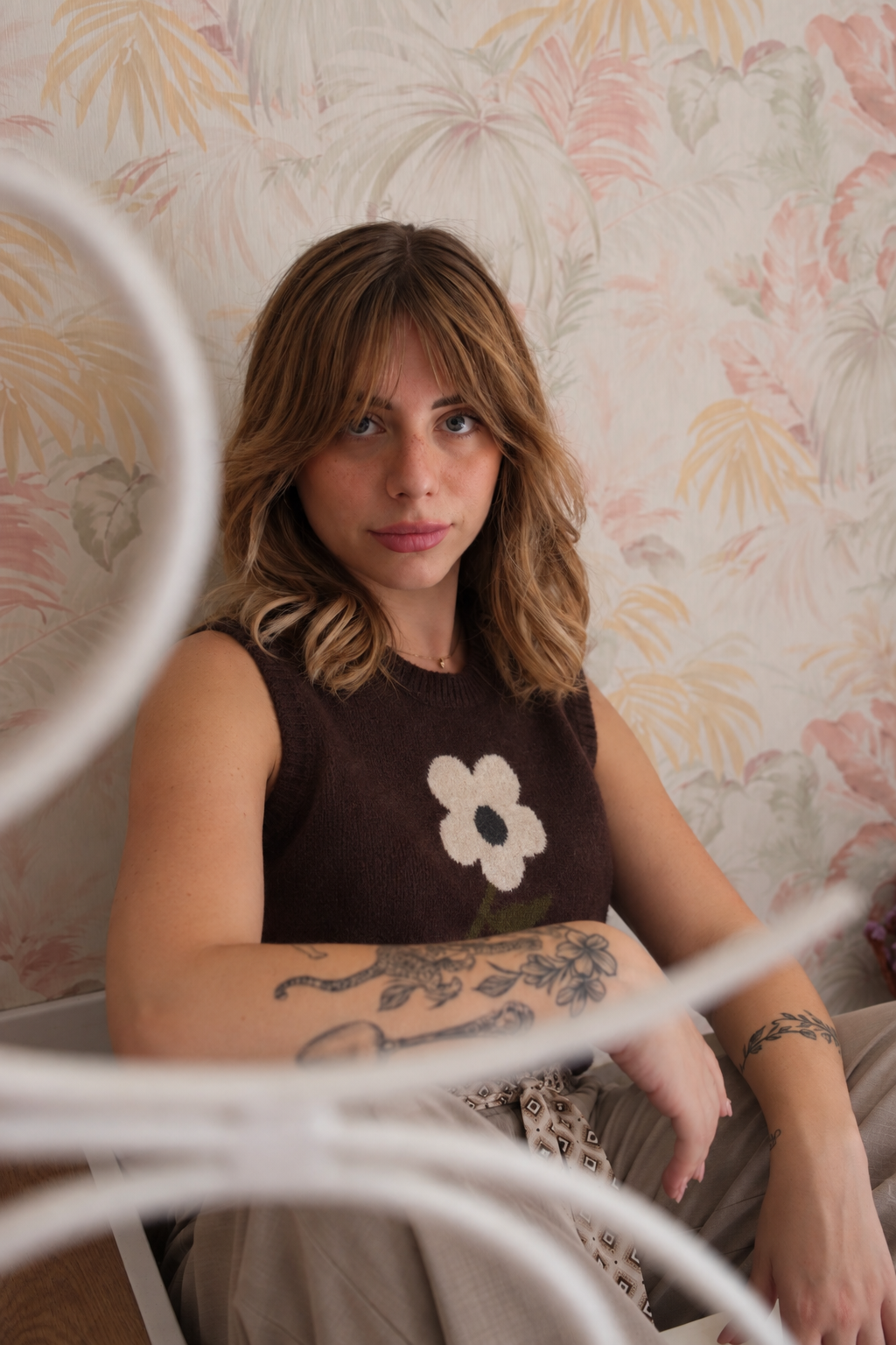 Gilet in maglia con stampa fiore - MARRONE