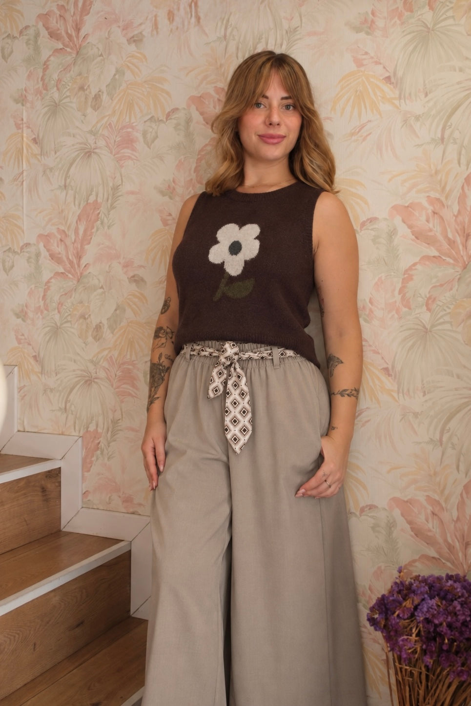 Gilet in maglia con stampa fiore - MARRONE