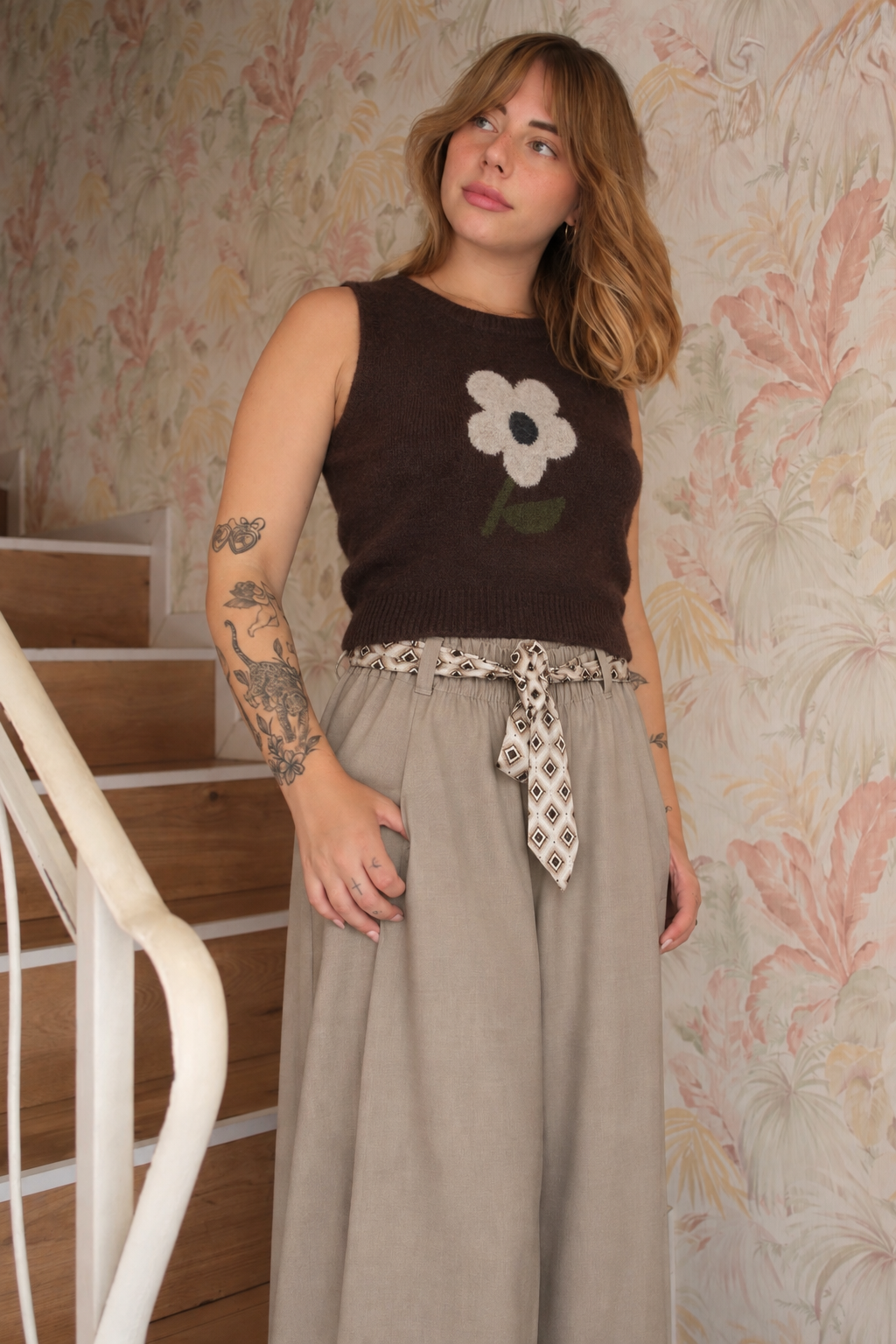 Gilet in maglia con stampa fiore - MARRONE